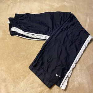Size Medium Women’s 8-10 NIKE Wind Pants Black and white 🖤✨